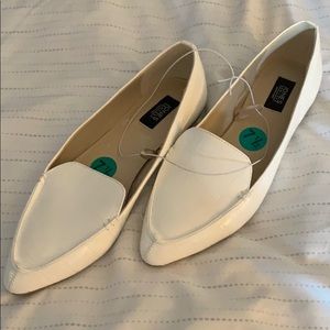 Brand new Jones of New York textured white shoes